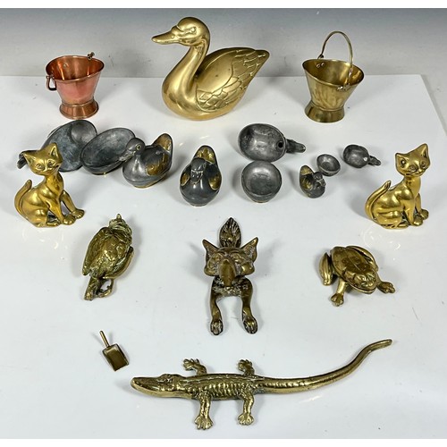 351 - BRASS PEWTER AND COPPER ITEMS INC. GRADUATED DUCK STORAGE BOXES, MINIATURE COAL BUCKETS AND BRASS AN... 