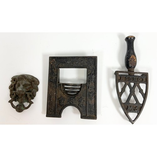 365 - FOUR SMALL PIECES OF CAST IRON INCLUDING MINIATURE GRATE, ETC. AND LION MASK DOOR KNOCKER