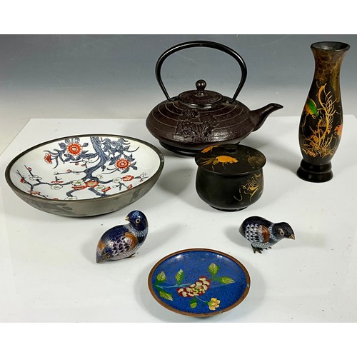 398 - ORIENTAL COLLECTABLES INC. CLOISONNÉ BIRDS AND BOWLS, CAST IRON TEAPOT AND LACQUERED WARE