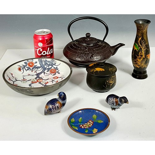 398 - ORIENTAL COLLECTABLES INC. CLOISONNÉ BIRDS AND BOWLS, CAST IRON TEAPOT AND LACQUERED WARE