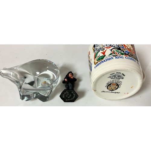 404 - MISC. ITEMS INCLUDING A GLASS POLAR BEAR PAPERWEIGHT SIGNED TO BASE AND A RUSSIAN METAL FIGURE DEPIC... 