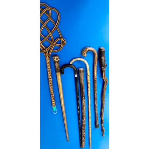 424 - COLLECTION OF VINTAGE WALKING STICKS AND A CARPET BEATER