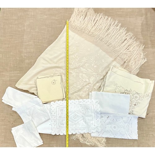 490 - LINEN AND LACE TABLECLOTHS AND NAPKINS TOGETHER WITH A SHAWL