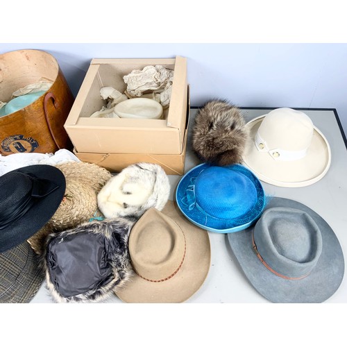 498 - COLLECTION OF HATS AND BONNETS INCLUDING FURS AND HAT BOXES