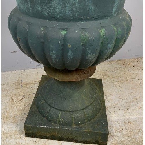 551 - GOOD QUALITY HEAVY CAST IRON CAMPANA GARDEN URN 71cm TALL