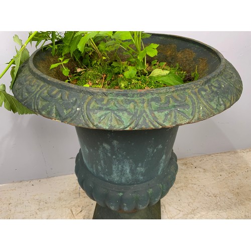 551 - GOOD QUALITY HEAVY CAST IRON CAMPANA GARDEN URN 71cm TALL