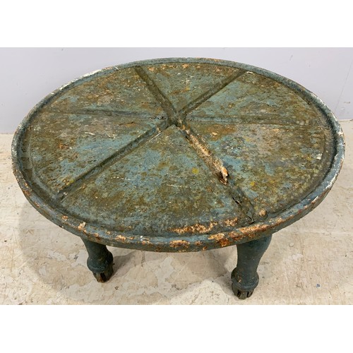 552 - HEAVY CAST IRON TABLE / STAND 54cm DIAMETER 31cm TALL