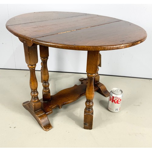 603 - SMALL OAK GATELEG SIDE TABLE 67cm x53cm