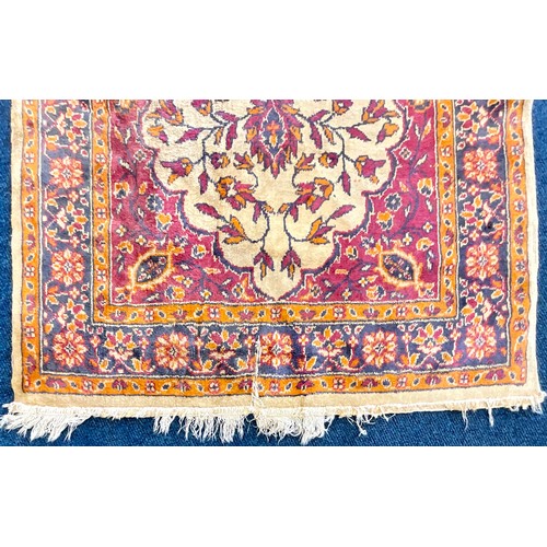 734 - PERSIAN RUG. 165 x 101cm Approx.