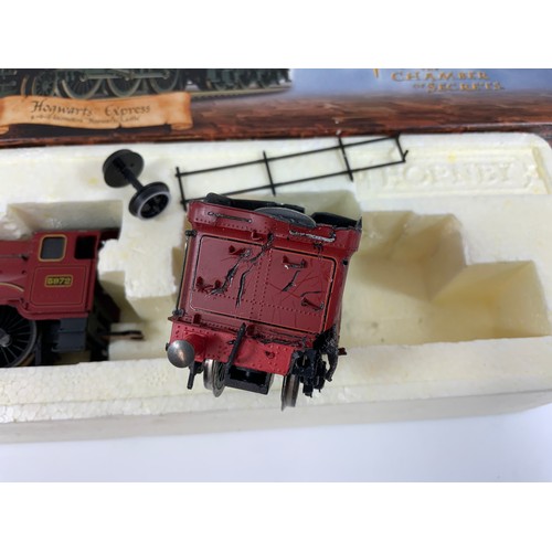 321 - HORNBY, BOXED R2337 HOGWARTS EXPRESS CASTLE CLASS LOCOMOTIVE, IN HP BOX. NOTE DAMAGE TO TENDER