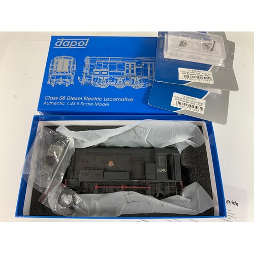 481 - DAPOL 0 GAUGE BOXED CLASS 08 LOCOMOTIVE, 7D-008-004 13240 BR EARLY BLACK, PLUS 2 ACCESSORY PACKS, 7A... 