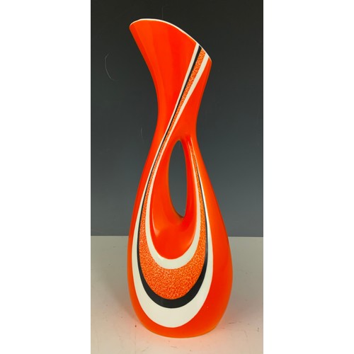 123 - STYLISH CMIELOW ORANGE GROUND VASE / EWER 36cm TALL