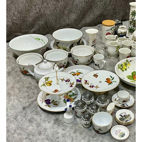 160 - QUANTITY OF MISC. ROYAL WORCESTER, MOSTLY EVESHAM AND PORTMERION CHINA