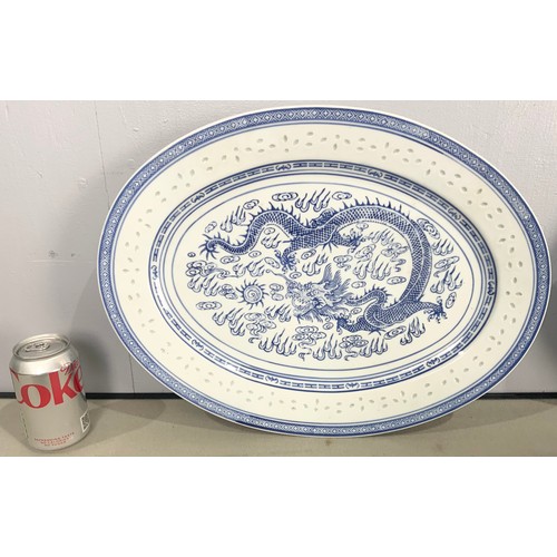 164 - LARGE QUANTITY OF ORIENTAL BLUE & WHITE TABLE WARE WITH DRAGON DECORATION 2 TRAYS