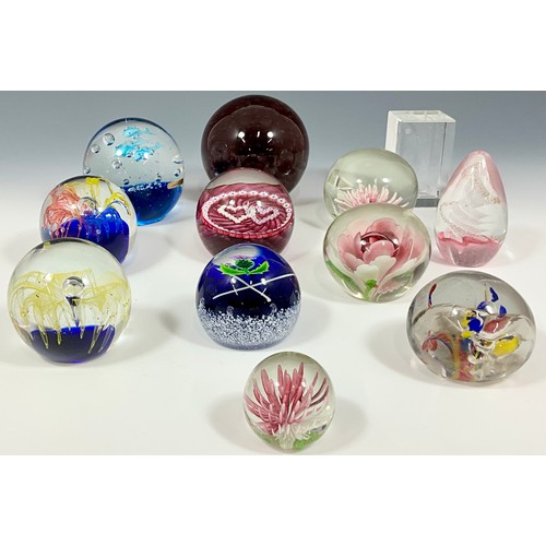 214 - COLLECTION OF GLASS PAPERWEIGHTS (12)