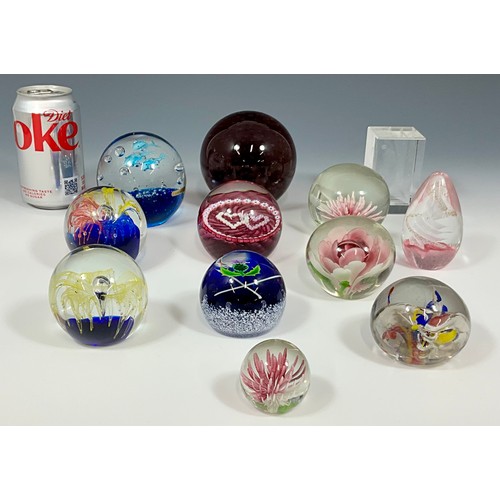 214 - COLLECTION OF GLASS PAPERWEIGHTS (12)