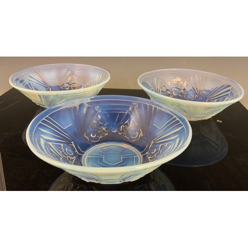 198 - 3 ART DECO JOBLING OPALESCENT GLASS BOWLS IN THE FLOWER PATTERN WITH A BRITISH REGISTRATION NUMBER 7... 