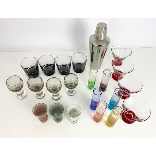 224 - 4 RED & BLACK MARTINI GLASSES, 4 COLOURED SHOT GLASSES, 4 CANISBAY SMOKED SMALL GLASS GOBLETS 1970'S... 