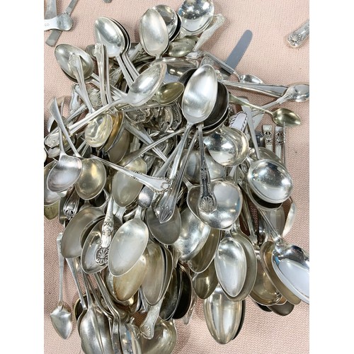 305 - LARGE BOX OF FLATWARE