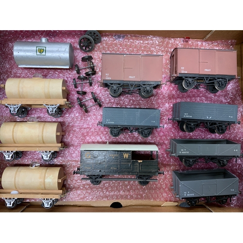 451 - HORNBY 0 GAUGE MODEL RAILWAY WAGONS, U/B, LMS GREEN HOPPER, CARMINE & CREAM 4 WHEEL BRAKE COACH, 3 F... 