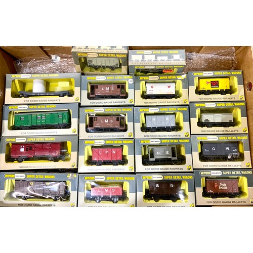 427 - WRENN SUPER DETAIL BOXED WAGONS, 14 ‘BIG 4’ & A FEW PRIVATE OWNERS, PLUS GWR LORIOT, SR UTILITY, BR ... 