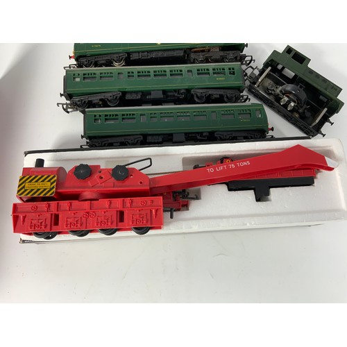 330 - MAINLINE BOXED WARSHIP D824 HIGHFLYER BR GREEN, TRIANG 3 CAR MET CAM DMU ( A/F) LIMA 0-4-0 SHUNTER, ... 