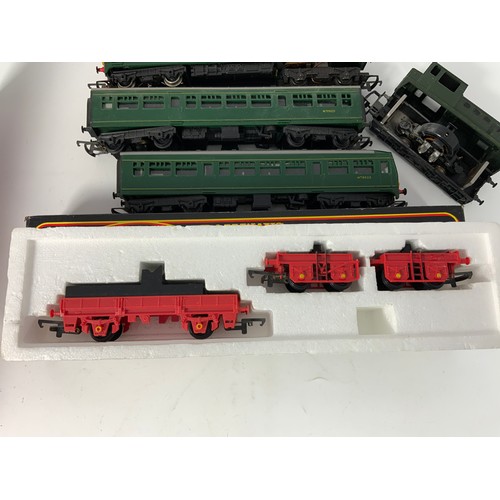 330 - MAINLINE BOXED WARSHIP D824 HIGHFLYER BR GREEN, TRIANG 3 CAR MET CAM DMU ( A/F) LIMA 0-4-0 SHUNTER, ... 