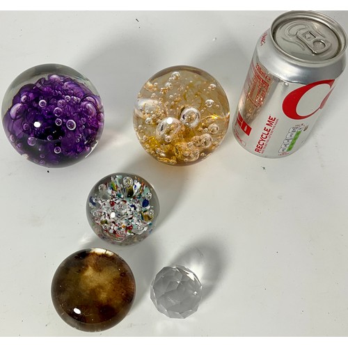 209 - COLLECTION OF GLASS PAPERWEIGHTS