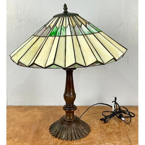 264 - TABLE LAMP WITH LEADED GLASS SHADE IN THE TIFFANY STYLE