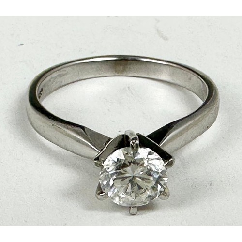 894 - A DIAMOND SOLITAIRE RING ON 18CT WHITE GOLD BAND FEATURING A BRILLIANT CUT DIAMOND, APPROX. 1 CARAT ... 