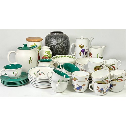 139 - MISC. CHINA AND PORCELAIN INCLUDING ROYAL WORCESTER EVESHAM, DENBY GREEN WHEAT, PORTMEIRION AND A PO... 