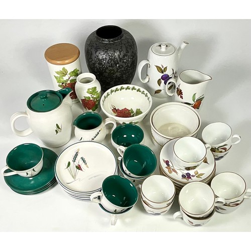 139 - MISC. CHINA AND PORCELAIN INCLUDING ROYAL WORCESTER EVESHAM, DENBY GREEN WHEAT, PORTMEIRION AND A PO... 