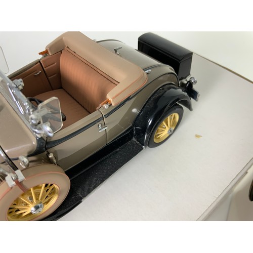 186 - DANBURY MINT, 2 BOXED LIMITED EDITION CLASSIC CAR MODELS, WITH CERTIFICATES, FORD 1931 MODEL A DE LU... 