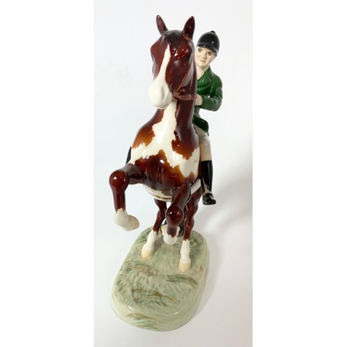 94 - RARE BESWICK HUNTSMAN WEARING GREEN JACKET ON SKEWBALD REARING HORSE MODEL NO 868 25 cm TALL
Please ... 