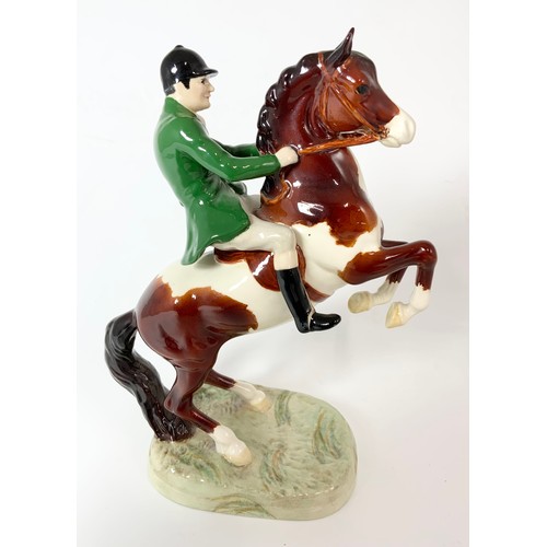 94 - RARE BESWICK HUNTSMAN WEARING GREEN JACKET ON SKEWBALD REARING HORSE MODEL NO 868 25 cm TALL
Please ... 