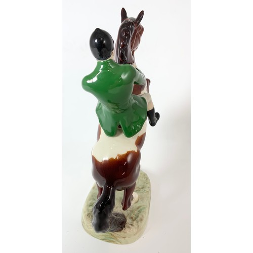 94 - RARE BESWICK HUNTSMAN WEARING GREEN JACKET ON SKEWBALD REARING HORSE MODEL NO 868 25 cm TALL
Please ... 