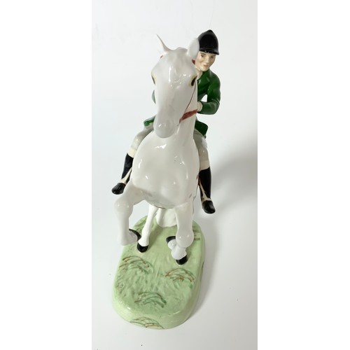 95 - RARE BESWICK HUNTSMAN WEARING GREEN JACKET ON WHITE REARING HORSE MODEL NO 868 25 cm TALL
Please not... 