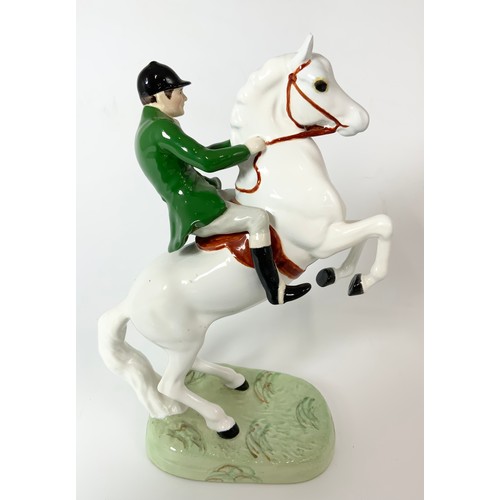 95 - RARE BESWICK HUNTSMAN WEARING GREEN JACKET ON WHITE REARING HORSE MODEL NO 868 25 cm TALL
Please not... 