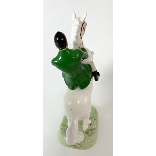 95 - RARE BESWICK HUNTSMAN WEARING GREEN JACKET ON WHITE REARING HORSE MODEL NO 868 25 cm TALL
Please not... 