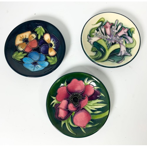 57 - A COLLECTION OF 9 MOORCROFT PIN TRAYS DESIGNS INCLUDED ARE ANEMONE TRIBUTE/MEMORY LANE/TRIPLE CHOICE... 