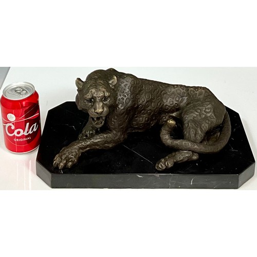 154 - QUALITY BRONZE STUDY OF A RECUMBENT LEOPARD ON BLACK ONYX PLINTH WITH FOUNDRY MARK. 37cm L x 20cm W ... 