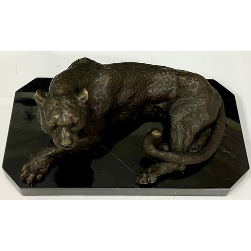 154 - QUALITY BRONZE STUDY OF A RECUMBENT LEOPARD ON BLACK ONYX PLINTH WITH FOUNDRY MARK. 37cm L x 20cm W ... 