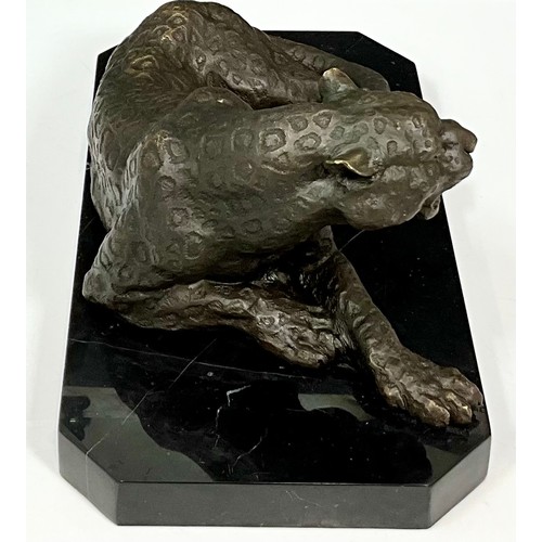 154 - QUALITY BRONZE STUDY OF A RECUMBENT LEOPARD ON BLACK ONYX PLINTH WITH FOUNDRY MARK. 37cm L x 20cm W ... 