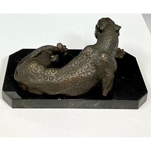 154 - QUALITY BRONZE STUDY OF A RECUMBENT LEOPARD ON BLACK ONYX PLINTH WITH FOUNDRY MARK. 37cm L x 20cm W ... 