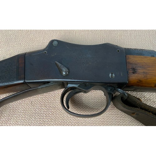 232 - A LATE 19TH CENTURY MARTINI HENRY RIFLE, THE LOCK STAMPED 'VR' SURMOUNTED BY A CROWN STAMPED ENFIELD... 