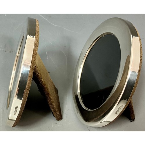 411 - PAIR OF CONCORDE ROUND SILVER PHOTO FRAMES