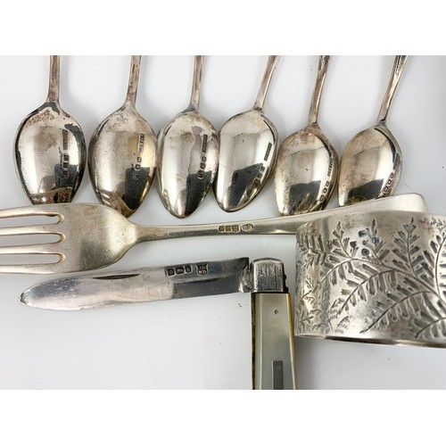 307 - CASED SET OF SIX SILVER TEASPOONS AND SILVER FOLDING FRUIT KNIFE, A HALLMARKED SILVER FORK & SERVIET... 