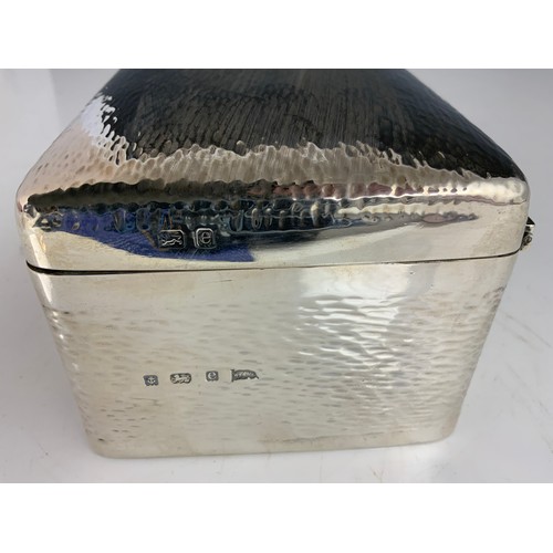 417 - HALLMARKED WALKER & HALL 1904 BIRMINGHAM SILVER CIGARETTE BOX WITH PLANISHED DECORATION  464g GROSS