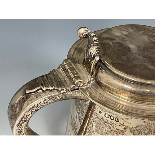 508 - AN IMPRESSIVE SILVER TANKARD IN THE 17TH CENTURY STYLE, PLAIN CYLINDRICAL OUTLINE, HINGED COVER WITH... 