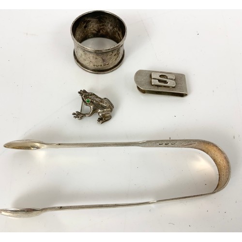 365 - HALLMARKED SILVER INC 2 ANTIQUE BOTTLE TOKENS, SUGAR TONGS , MONEY CLIP , FROG BROOCH & A SERVIETTE ... 